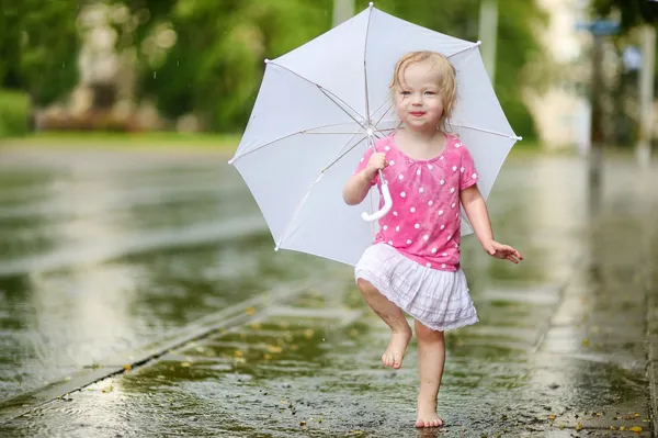雨下的小女孩 — 图库照片