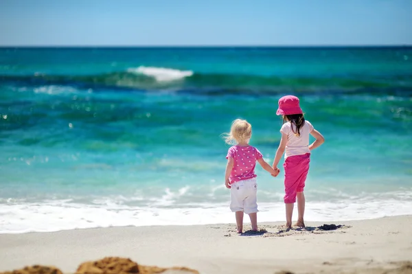 Hermanas pequeñas en la playa — Foto de Stock