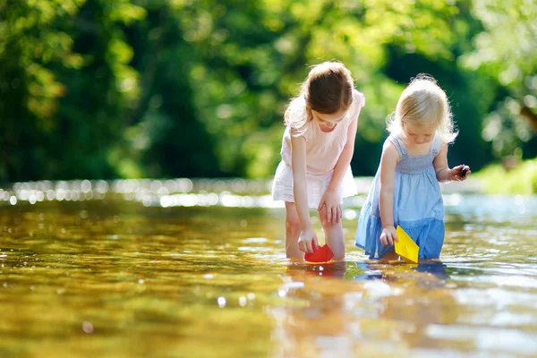 Zusters spelen met papier boten — Stockfoto