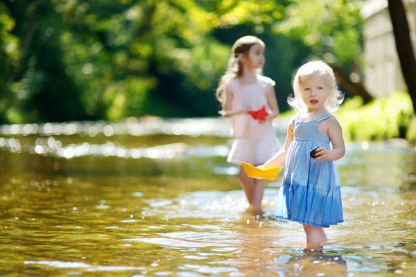 Zusters spelen met papier boten — Stockfoto