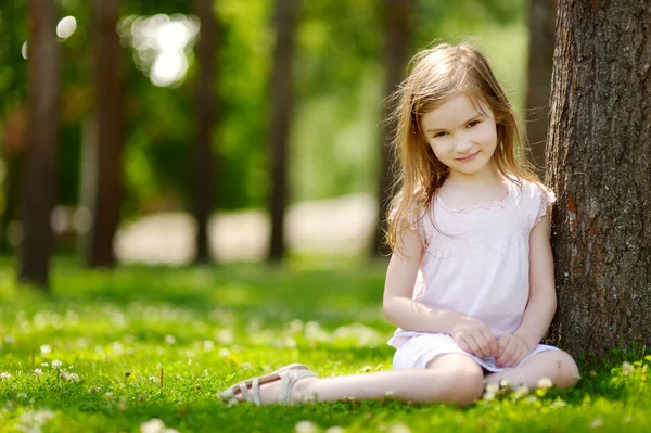 Девушка сидит на поле — стоковое фото