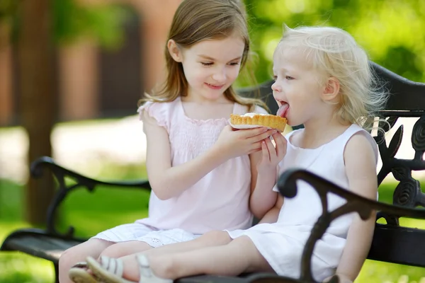 Sisters with cream tart — Stock Photo, Image