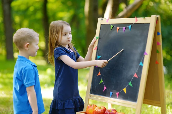 Adorabile bambina che gioca insegnante — Foto Stock