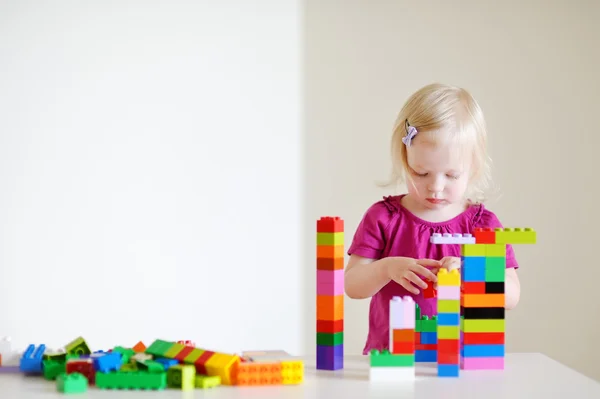 Dívka hraje s plastovými bloky — Stock fotografie