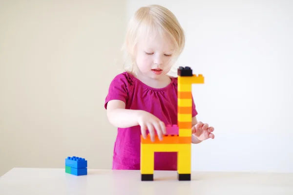 Menina brincando com blocos de plástico — Fotografia de Stock