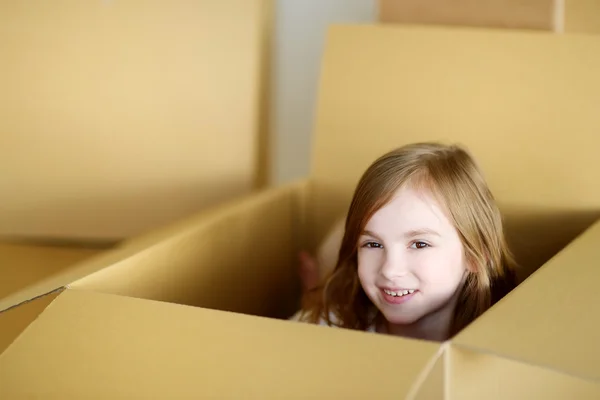 Meisje in bewegen in nieuwe huis — Stockfoto