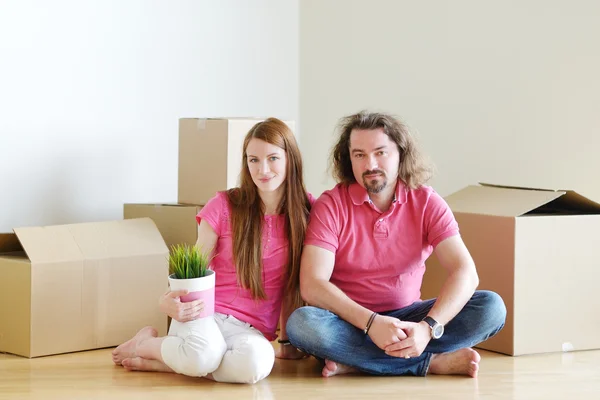 Paar in nieuwe huis — Stockfoto