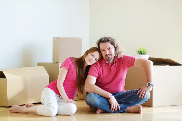 Paar in nieuwe huis — Stockfoto