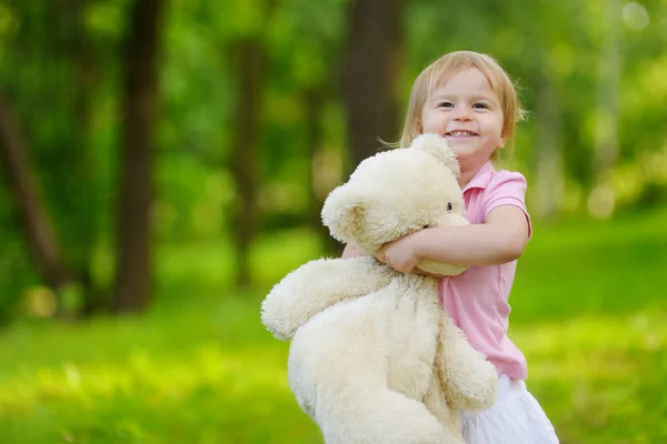 Kleines Mädchen mit Teddybär — Stockfoto