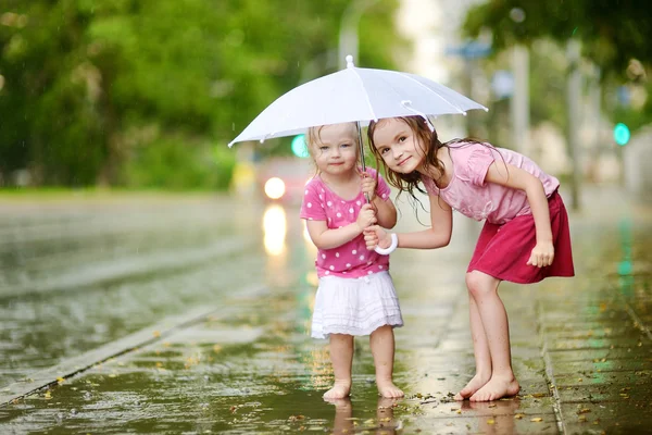 Sisters under rain — Stock Photo, Image