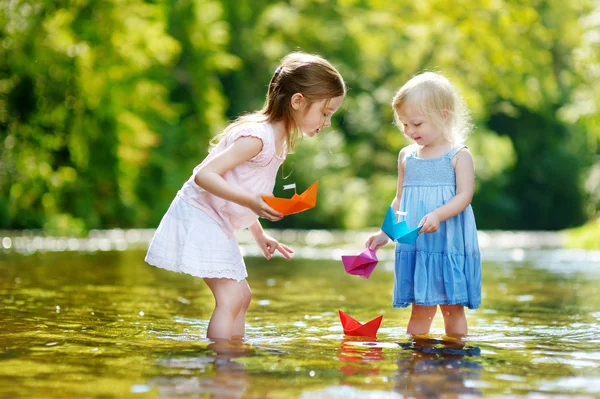 Zusters spelen met papier boten — Stockfoto