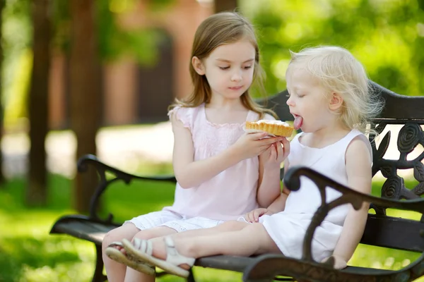 Sisters with cream tart — Stock Photo, Image