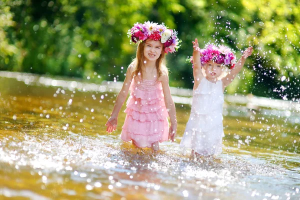 Hermanas con coronas — Foto de Stock