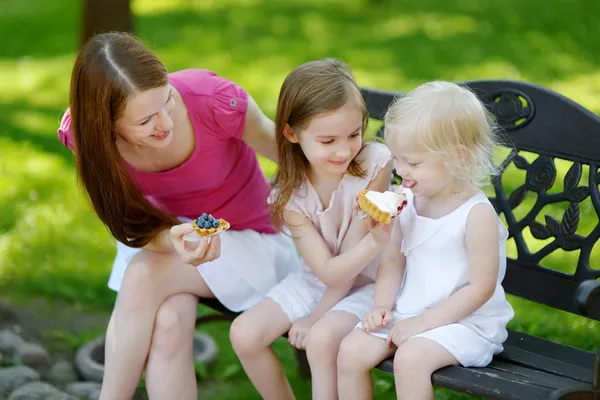 Sisters with cream tart — Stock Photo, Image