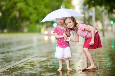 Kız yağmur altında