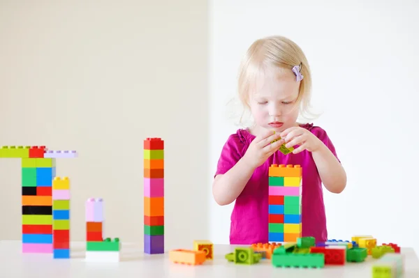 Meisje spelen met plastic blokken — Stockfoto