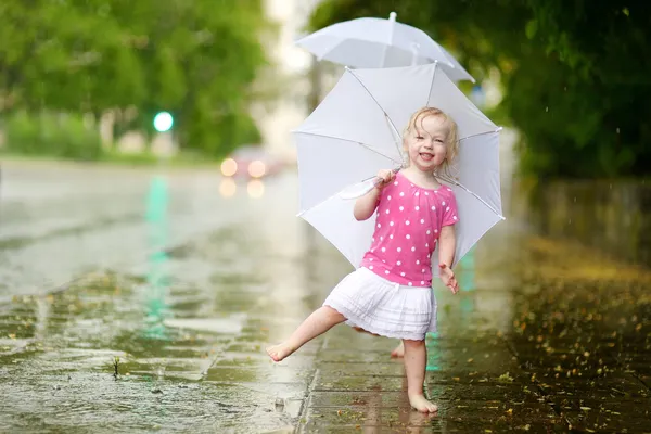 Little girl under   rain — Stock Photo, Image