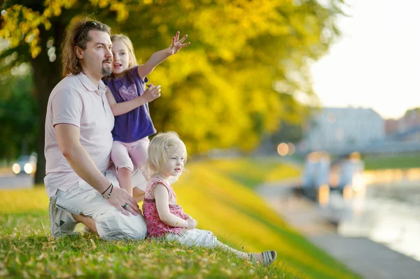 Padre e hijas por el río —  Fotos de Stock