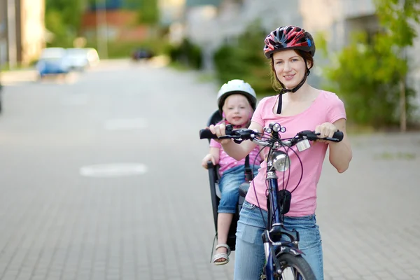 Moeder en dochter fietsten — Stockfoto