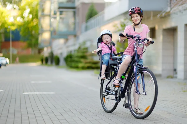 Mother and daughter riding bicycle — Stock Photo, Image