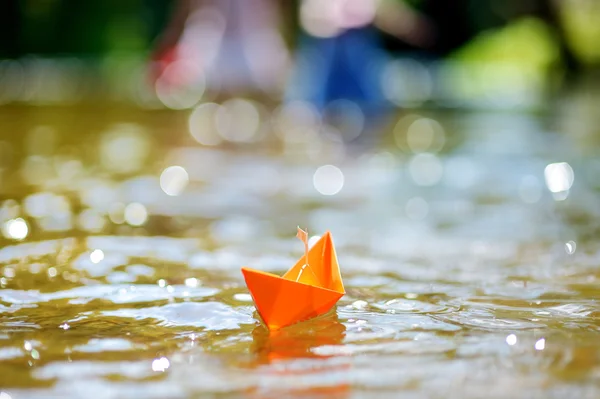 Barco de papel naranja —  Fotos de Stock