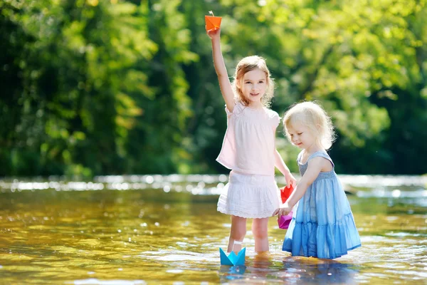 Zusters spelen met papier boten — Stockfoto