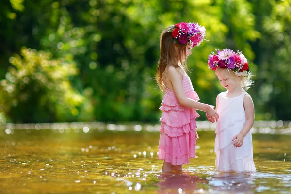 花輪をかぶった姉妹 — ストック写真