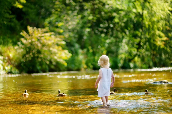 Ragazza avendo di fiume — Stockfoto