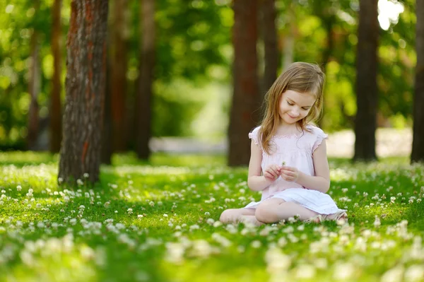 Ragazza seduta sul campo — Foto Stock