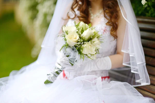 Noiva segurando buquê de casamento — Fotografia de Stock