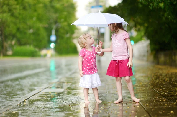 Hermanas bajo la lluvia — Foto de Stock