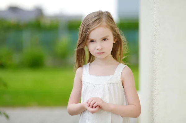 Adorable niña en edad preescolar al aire libre —  Fotos de Stock