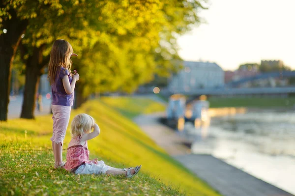 Twee kleine zusters buiten — Stockfoto