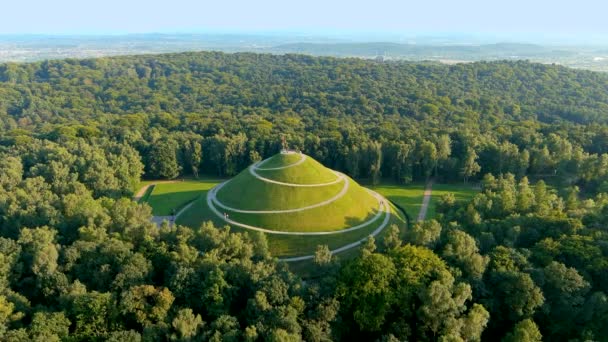 Letecký pohled na Pilsudskis Mound, umělou mohylu v západní části Krakova, na Sowiniec Heights — Stock video