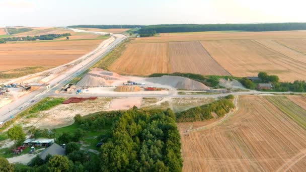 Widok z lotu ptaka na plac budowy autostrady Kraków w słoneczny letni wieczór, Polska. — Wideo stockowe