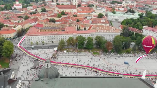 VILNIUS, LITHUANIEN - 23 augusti 2020: Mänsklig kedja på 50000 personer från Vilnius till Vitrysslands gräns — Stockvideo