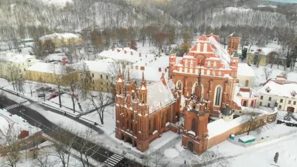 Zicht vanuit de lucht op de St. Annes kerk en de nabijgelegen Bernardine kerk — Stockvideo