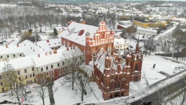 Vista aérea de la Iglesia de San Annes y la vecina Iglesia Bernardina — Vídeos de Stock