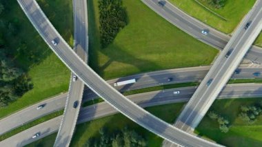 Üç katlı yol kavşağının yukarıdan aşağıya doğru döndürme görüntüsü