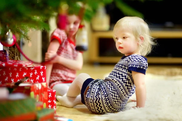 Zusters op zoek naar giften — Stockfoto