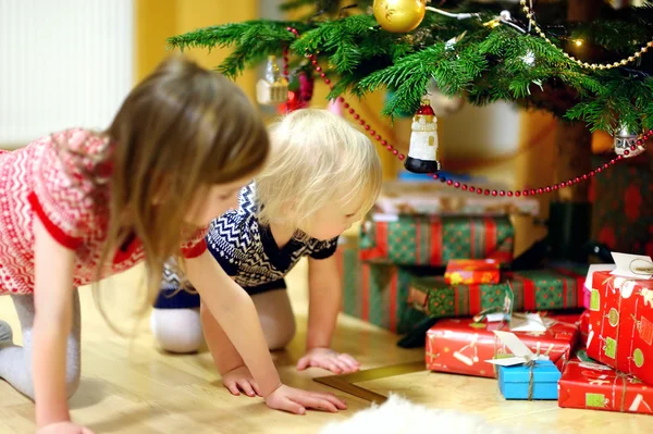 Sestry hledají dárky — Stock fotografie