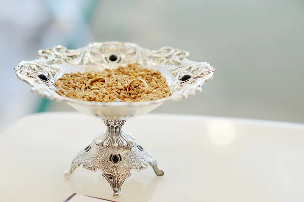 Wedding rings in bowl — Stock Photo, Image