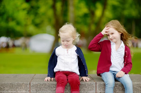 Twee schattige kleine zusters buiten — Stockfoto