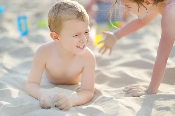 Двое маленьких детей на пляже — стоковое фото