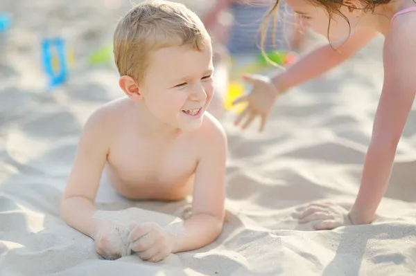 Deux petits enfants sur la plage — Photo