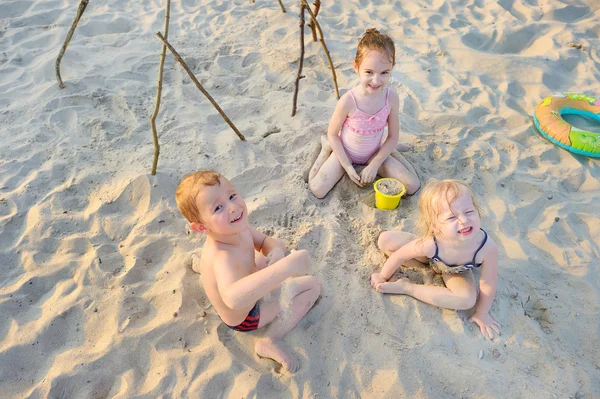 Tre bambini piccoli sulla spiaggia — Foto Stock