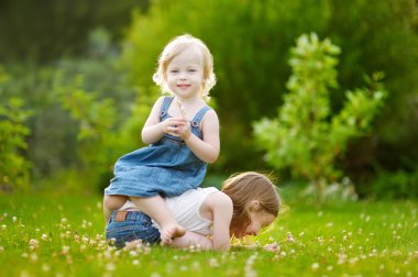 çimenlerin üzerinde iki kız kardeş