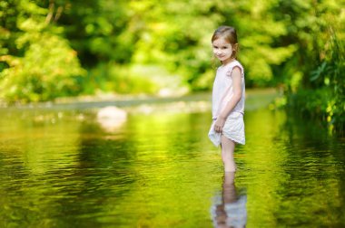 nehir kenarındaki küçük kız