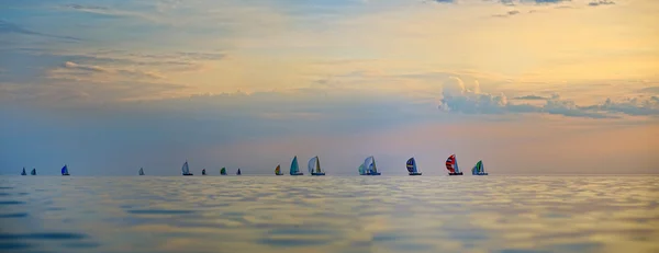 Barcos à vela coloridos no mar — Fotografia de Stock