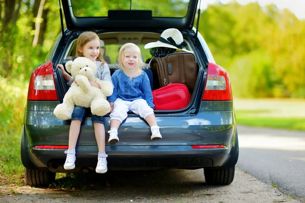 Sisters sitting in car — Stock Photo, Image